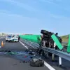 Foto VIDEO. Accident pe DEx 12. Un tânăr, din Piatra-Olt, s-a răsturnat cu maşina