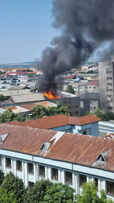 Foto VIDEO. Incendiu izbucnit într-un bloc din Slatina