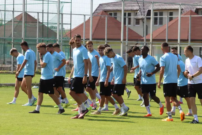 Foto FOTO. 23 de jucători la primul antrenament al CSM Slatina. Niculescu: „Suntem în discuţii cu mai mulţi jucători, pentru a ne întări lotul”