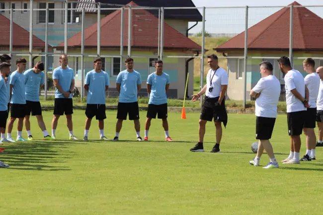 Foto FOTO. 23 de jucători la primul antrenament al CSM Slatina. Niculescu: „Suntem în discuţii cu mai mulţi jucători, pentru a ne întări lotul”