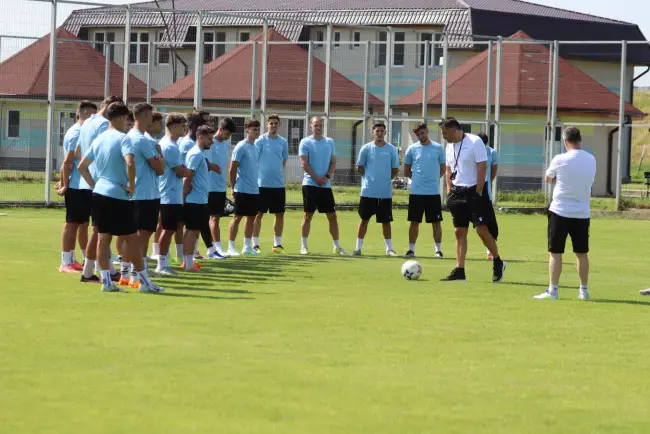 Foto FOTO. 23 de jucători la primul antrenament al CSM Slatina. Niculescu: „Suntem în discuţii cu mai mulţi jucători, pentru a ne întări lotul”
