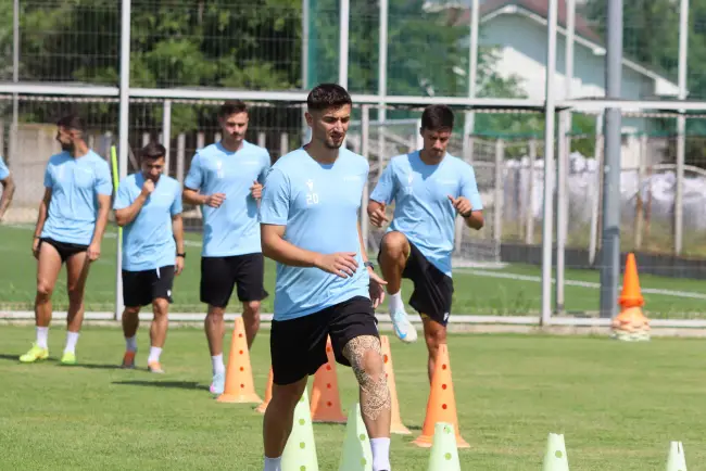 Foto FOTO. 23 de jucători la primul antrenament al CSM Slatina. Niculescu: „Suntem în discuţii cu mai mulţi jucători, pentru a ne întări lotul”