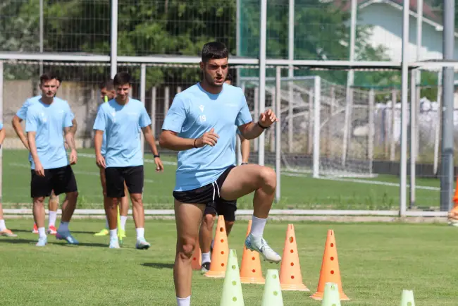 Foto FOTO. 23 de jucători la primul antrenament al CSM Slatina. Niculescu: „Suntem în discuţii cu mai mulţi jucători, pentru a ne întări lotul”
