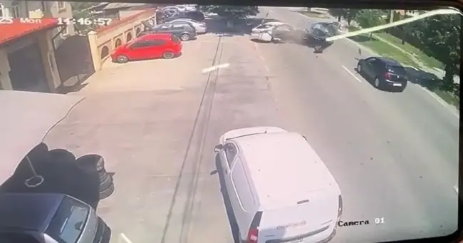 Foto VIDEO. Imagini cu momentul producerii accidentului din Balş. Un copil de 11 ani a murit în urma impactului deosebit de violent