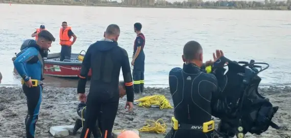 Foto VIDEO. Adolescent de 16 ani, înecat în Dunăre, la Corabia. Scafandrii l-au găsit la aproximativ 10 metri de mal
