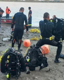 Foto VIDEO. Adolescent de 16 ani, înecat în Dunăre, la Corabia. Scafandrii au început căutările