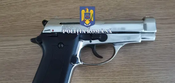 Foto Doi copii din Iancu Jianu, anchetați după ce au tras cu pistolul în plină stradă. Poliția a făcut percheziții