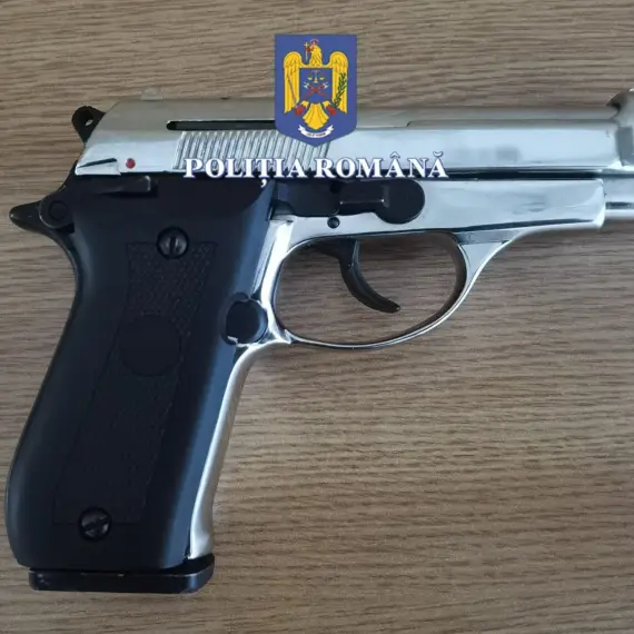 Foto Doi copii din Iancu Jianu, anchetați după ce au tras cu pistolul în plină stradă. Poliția a făcut percheziții