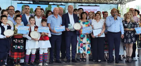 Foto Trofeul „Călușul Românesc” revine la Osica de Jos, după o ediție aniversară cu 2.000 de copii și zeci de premii