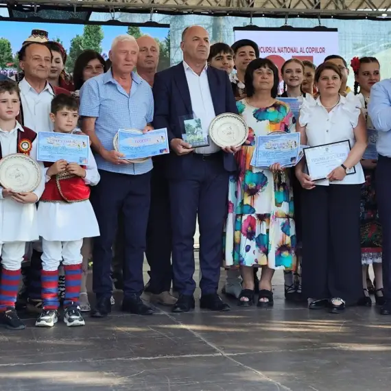 Foto Trofeul „Călușul Românesc” revine la Osica de Jos, după o ediție aniversară cu 2.000 de copii și zeci de premii