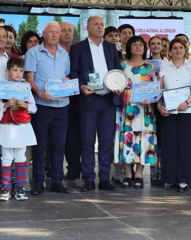 Foto Trofeul „Călușul Românesc” revine la Osica de Jos, după o ediție aniversară cu 2.000 de copii și zeci de premii