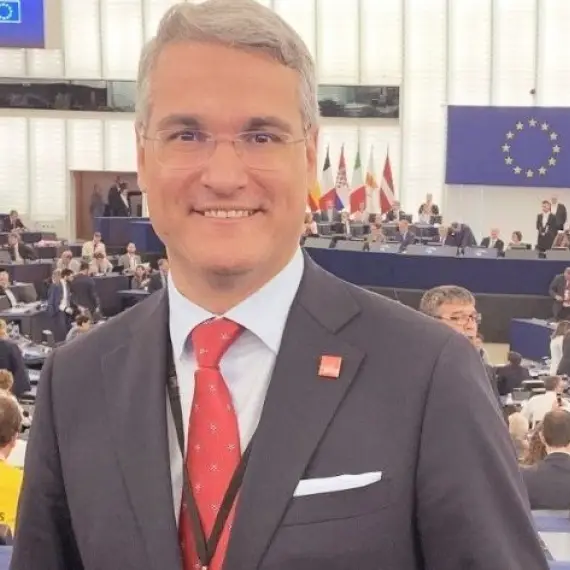 Foto Cum a ajuns firma lui Dragoș Pîslaru, propus la Ministerul Fondurilor Europene, în contracte cu Primăria Slatina, pe vremea lui Darius Vâlcov