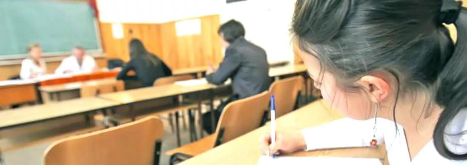 Foto Evaluarea Națională a început: aproape 3.000 de elevi din Olt susțin proba la română