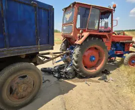 Foto Tragedie la Vlădila: un motociclist de 17 ani din București a murit într-un accident cu un tractor
