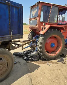 Foto Tragedie la Vlădila: un motociclist de 17 ani din București a murit într-un accident cu un tractor