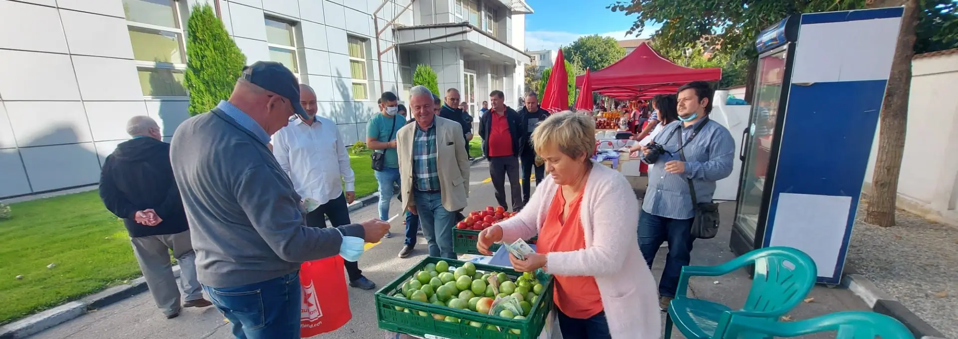 Foto Piața volantă din curtea Consiliului Județean Olt se redeschide pentru întreg sezonul agricol