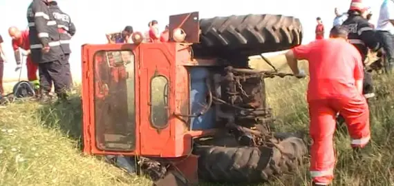Foto Un bărbat, din Potcoava, a murit, după ce s-a răsturnat cu tractorul