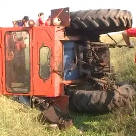 Foto Un bărbat, din Potcoava, a murit, după ce s-a răsturnat cu tractorul
