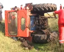 Foto Un bărbat, din Potcoava, a murit, după ce s-a răsturnat cu tractorul
