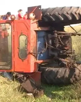 Foto Un bărbat, din Potcoava, a murit, după ce s-a răsturnat cu tractorul
