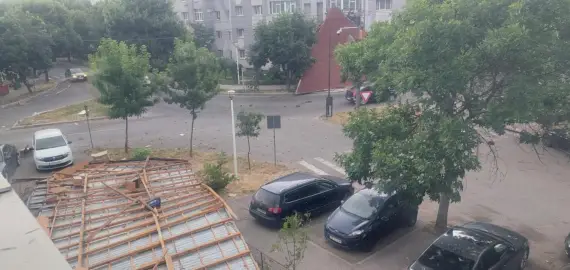 Foto Cod Portocaliu de vijelii, în Olt. Acoperiş luat de vânt pe o strada din Slatina