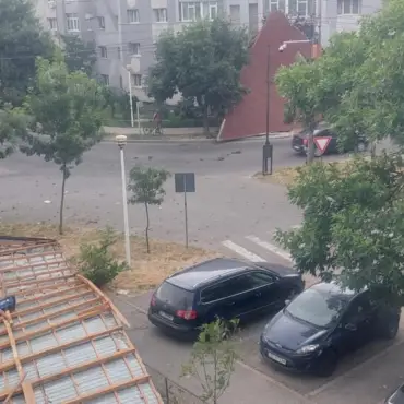 Foto Cod Portocaliu de vijelii, în Olt. Acoperiş luat de vânt pe o strada din Slatina