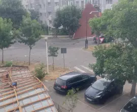 Foto Cod Portocaliu de vijelii, în Olt. Acoperiş luat de vânt pe o strada din Slatina
