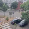 Foto Cod Portocaliu de vijelii, în Olt. Acoperiş luat de vânt pe o strada din Slatina