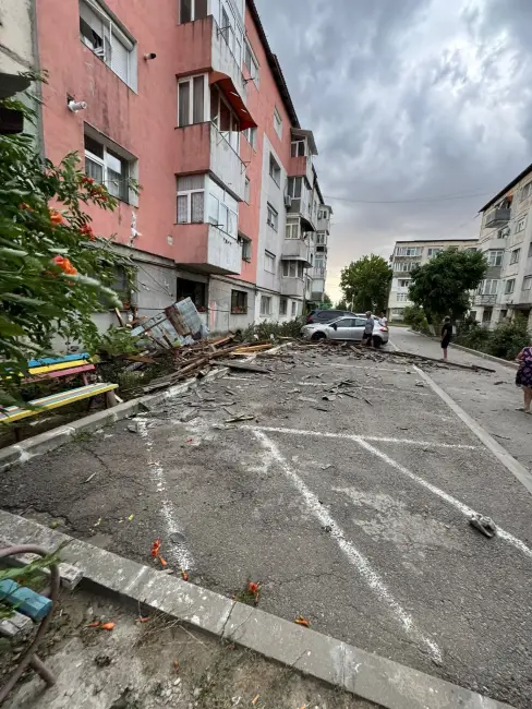 Foto Pagube în Balş, din cauza vijeliei. Număr de telefon pus la dispoziţie pentru sesizări