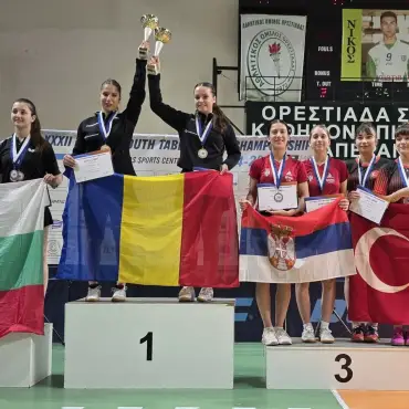 Foto Andreea Jifcu, aur la Balcaniada de tenis de masă, alături de echipa României U19
