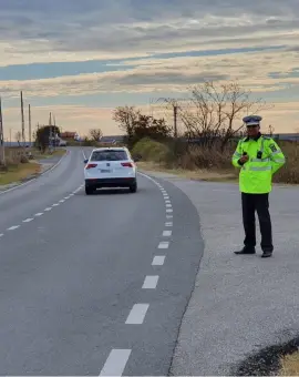 Foto  Poliţiştii olteni au aplicat, în weekend, peste 300 de sancţiuni contravenţionale