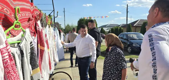 Foto La Cezieni, ia rămâne simbolul unei comunități care își poartă rădăcinile cu mândrie (FOTO)