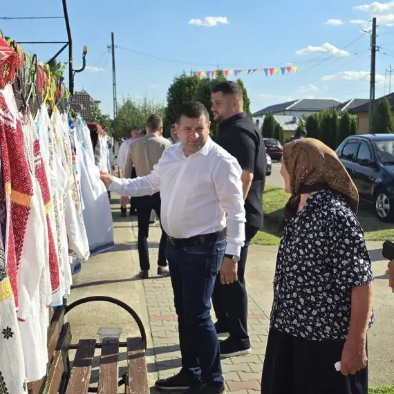 Foto La Cezieni, ia rămâne simbolul unei comunități care își poartă rădăcinile cu mândrie (FOTO)
