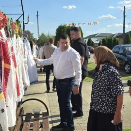 Foto La Cezieni, ia rămâne simbolul unei comunități care își poartă rădăcinile cu mândrie (FOTO)