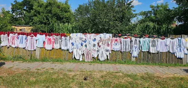 Foto La Cezieni, ia rămâne simbolul unei comunități care își poartă rădăcinile cu mândrie (FOTO)