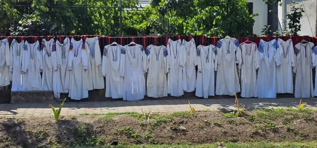 Foto La Cezieni, ia rămâne simbolul unei comunități care își poartă rădăcinile cu mândrie (FOTO)
