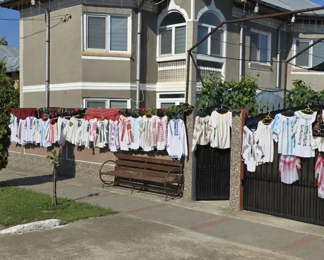 Foto La Cezieni, ia rămâne simbolul unei comunități care își poartă rădăcinile cu mândrie (FOTO)