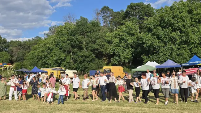 Foto La Cezieni, ia rămâne simbolul unei comunități care își poartă rădăcinile cu mândrie (FOTO)