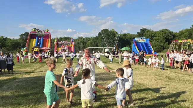 Foto La Cezieni, ia rămâne simbolul unei comunități care își poartă rădăcinile cu mândrie (FOTO)