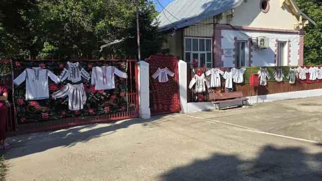 Foto La Cezieni, ia rămâne simbolul unei comunități care își poartă rădăcinile cu mândrie (FOTO)