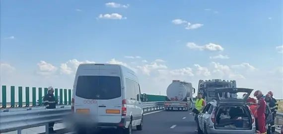 Foto Două persoane rănite după un accident pe Drumul Expres Craiova–Pitești, în zona Jitaru