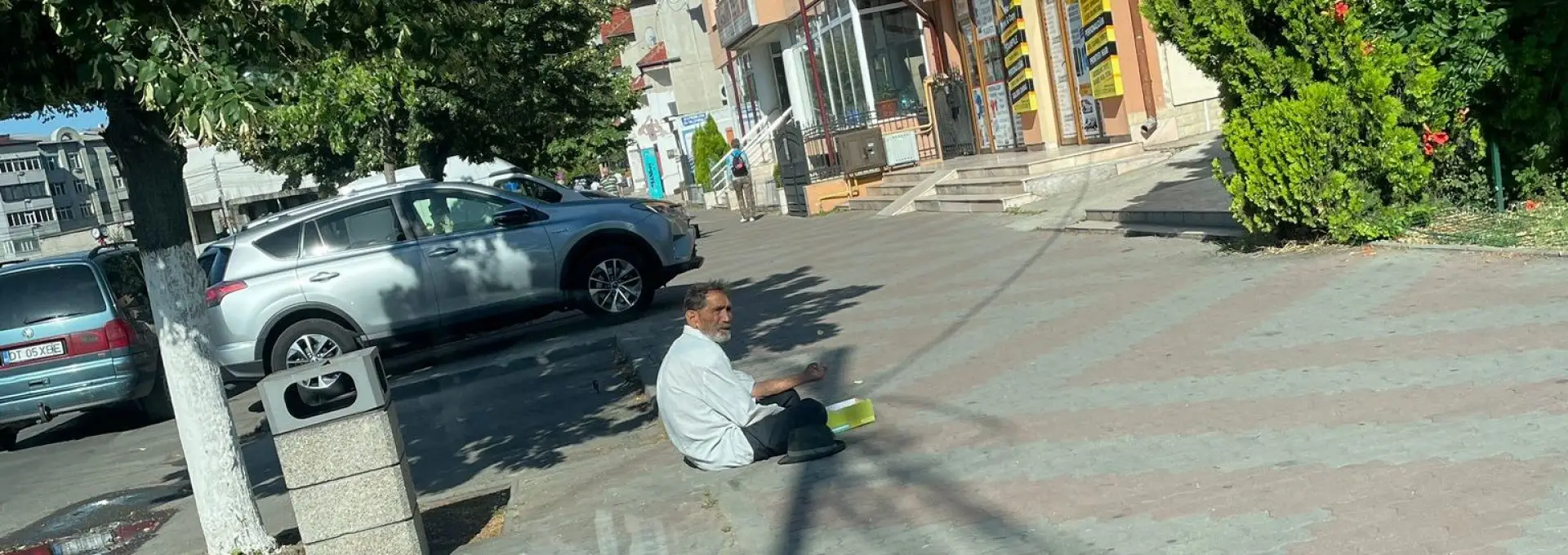 Foto Cerșetoria ia amploare în Slatina, sub mandatul lui Mario De Mezzo 