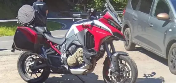 Foto Motociclist italian, ucis de urs în apropiere de barajul Vidraru. Victima fiarei a fost trasă într-o râpă