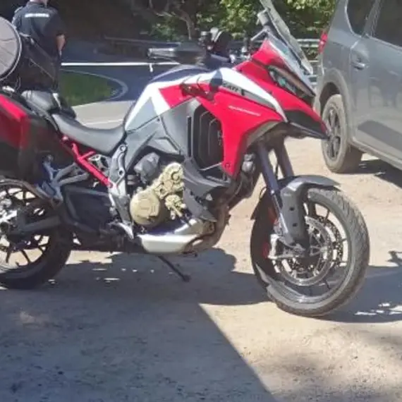 Foto Motociclist italian, ucis de urs în apropiere de barajul Vidraru. Victima fiarei a fost trasă într-o râpă