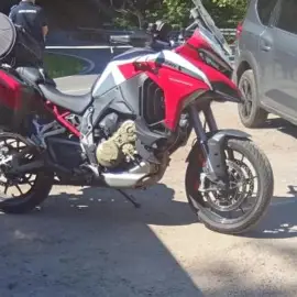 Foto Motociclist italian, ucis de urs în apropiere de barajul Vidraru. Victima fiarei a fost trasă într-o râpă