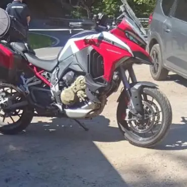 Foto Motociclist italian, ucis de urs în apropiere de barajul Vidraru. Victima fiarei a fost trasă într-o râpă