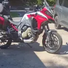 Foto Motociclist italian, ucis de urs în apropiere de barajul Vidraru. Victima fiarei a fost trasă într-o râpă