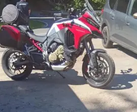 Foto Motociclist italian, ucis de urs în apropiere de barajul Vidraru. Victima fiarei a fost trasă într-o râpă