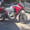 Foto Motociclist italian, ucis de urs în apropiere de barajul Vidraru. Victima fiarei a fost trasă într-o râpă