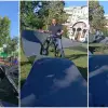 Foto Video viral: primarul De Mezzo cade cu bicicleta încercând să se joace cu copiii